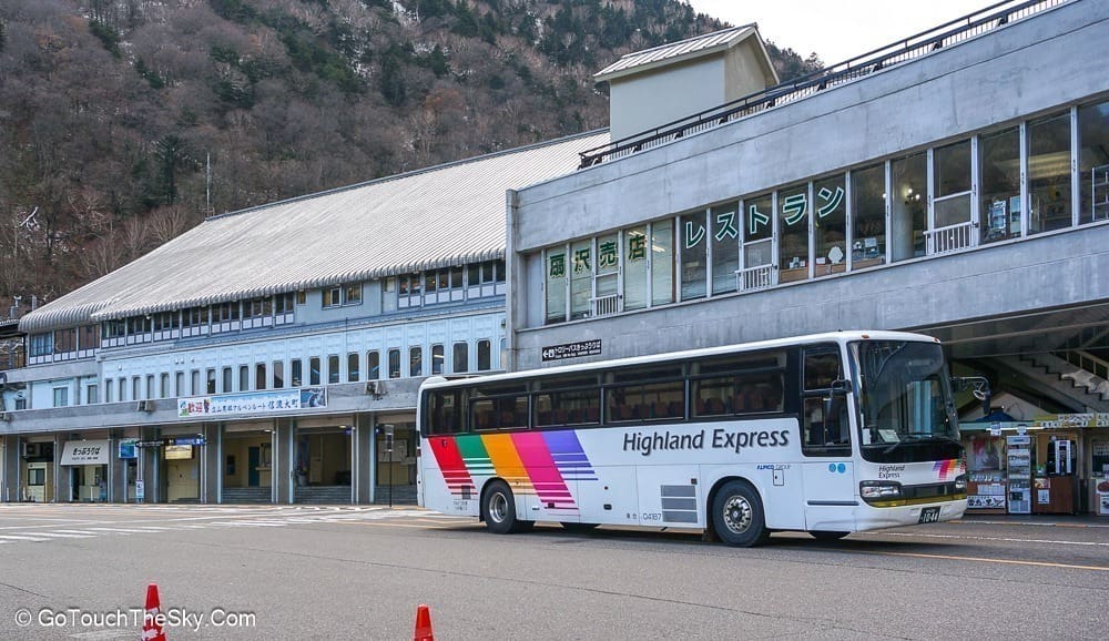 รถบัสท้องถิ่น Highland Express มุ่งหน้าสู่นากาโน