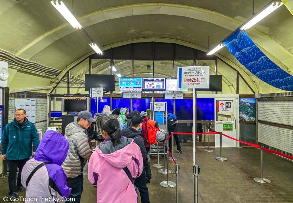 รถรางไฟฟ้า Kurobe Cable Car ลอดอุโมงค์ใต้ภูเขา