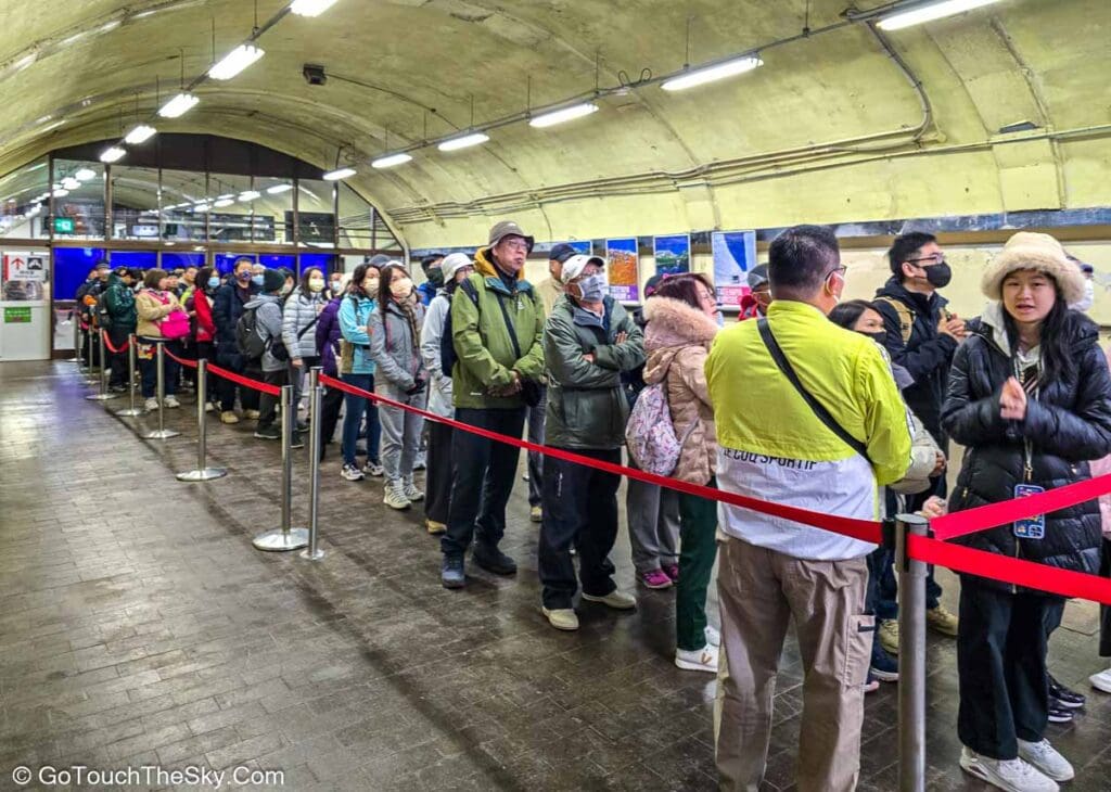 บรรยากาศภายในรถรางไฟฟ้าคุโรเบะ