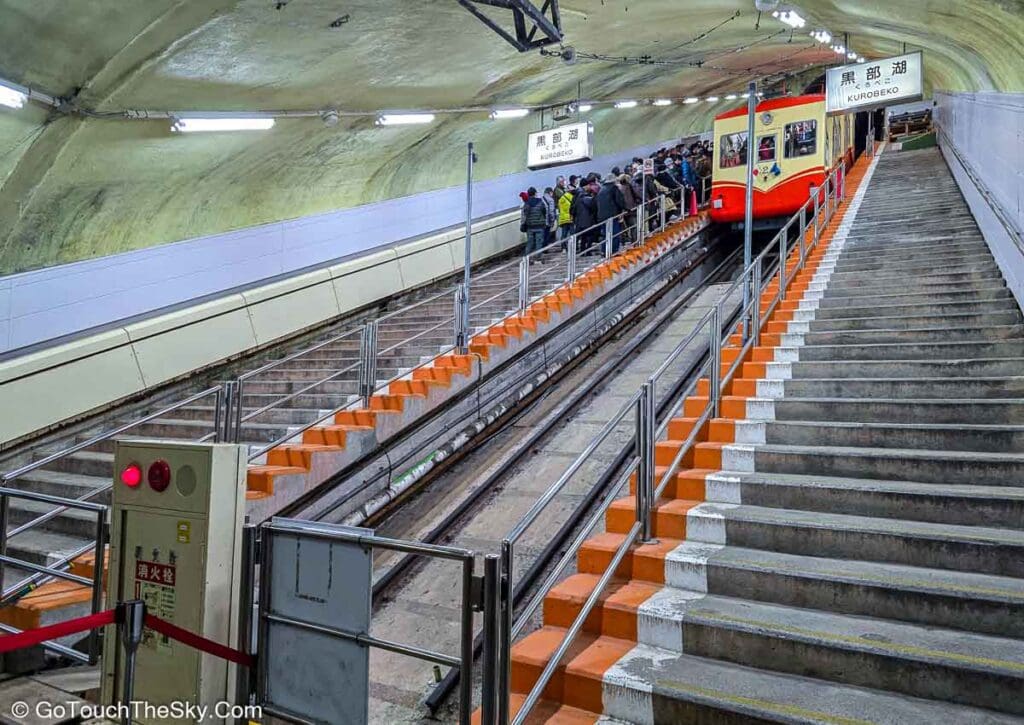 อุโมงค์รถรางไฟฟ้าสู่สถานีคุโรเบะไดระ