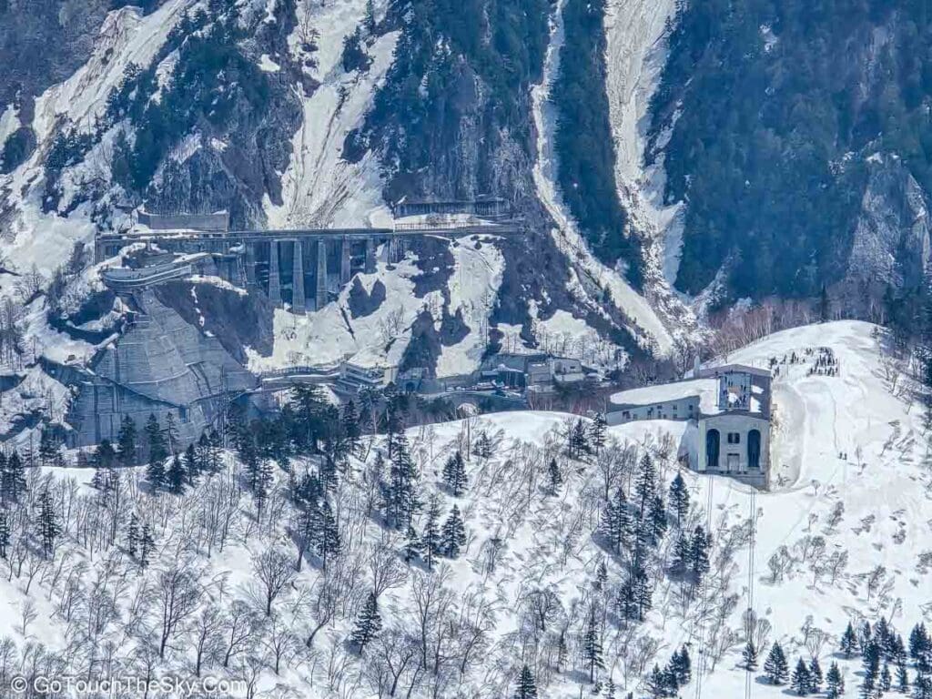 เขื่อนคุโรเบะและสถานีคุโรเบะไดระมองจากไดคันโบ