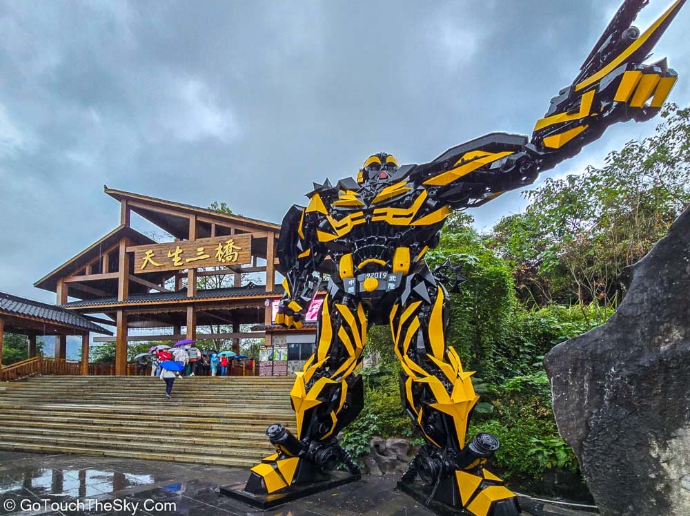 หุ่น Bumblebee ยืนต้อนรับหน้าทางเข้าอุทยาน