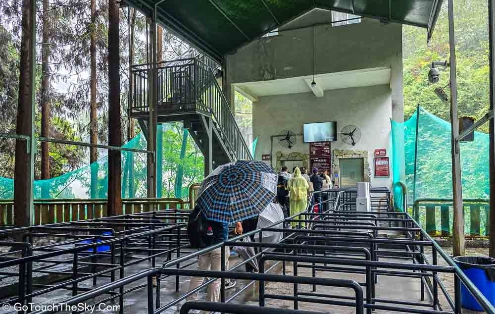 คิวรอขึ้นลิฟต์แก้วลงหุบเขา