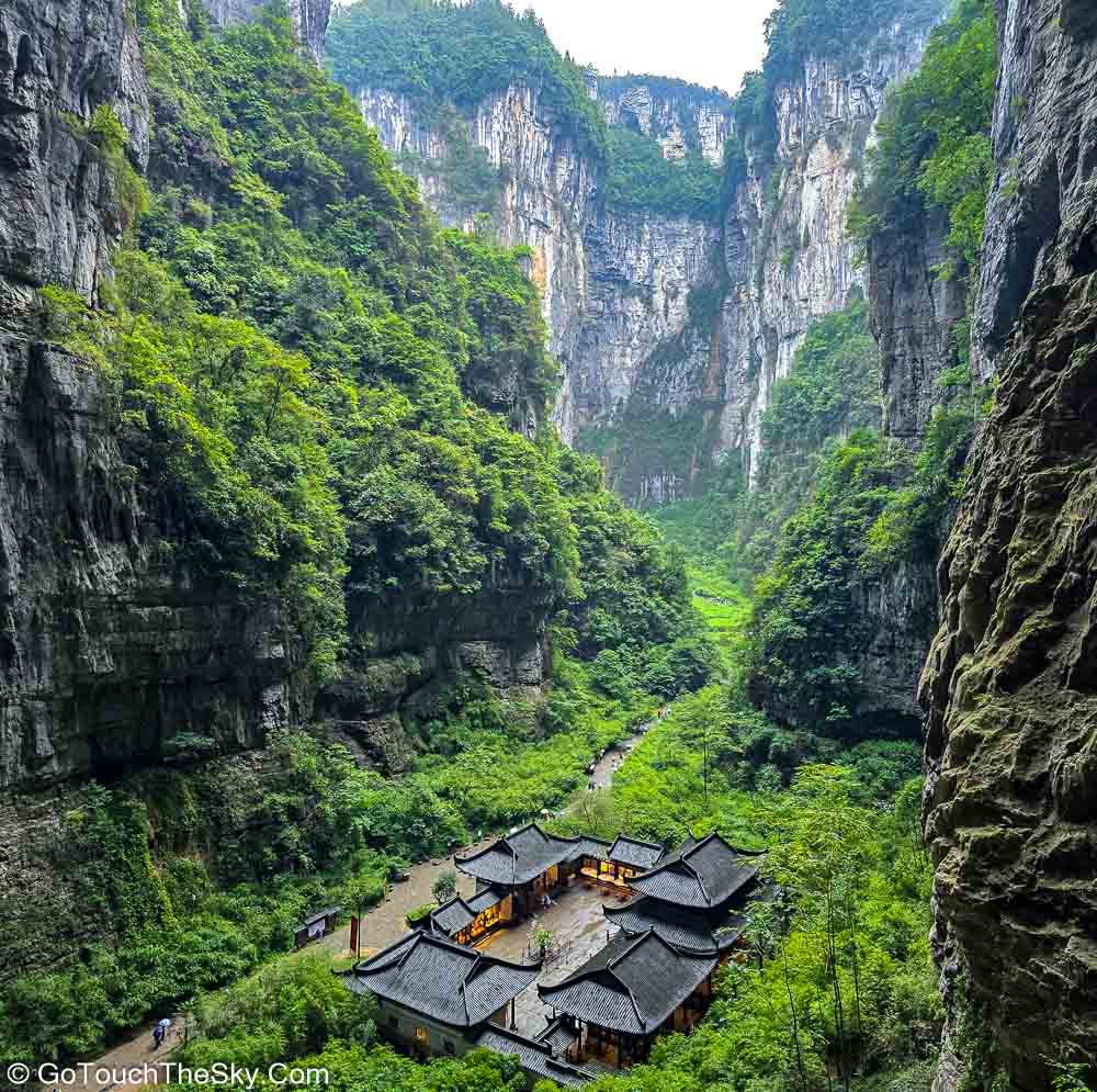 หุบเขาลึกและสะพานหินธรรมชาติของอุทยานหลุมฟ้า 3 สะพานสวรรค์