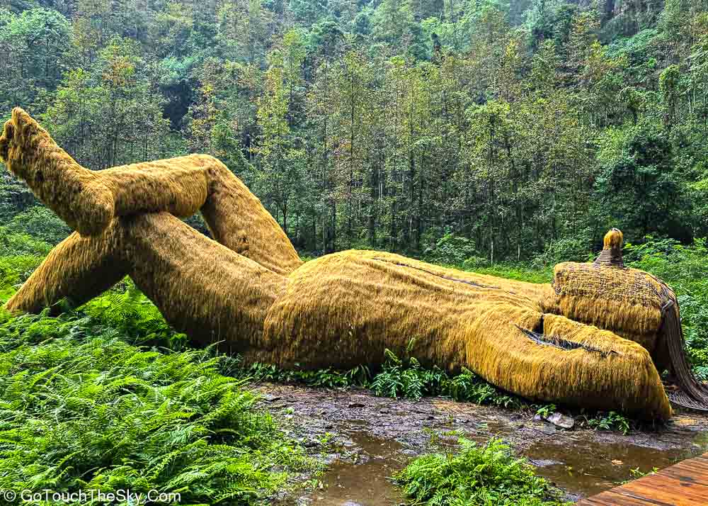 ทางเดินปูหินลัดเลาะไปตามหุบเขา