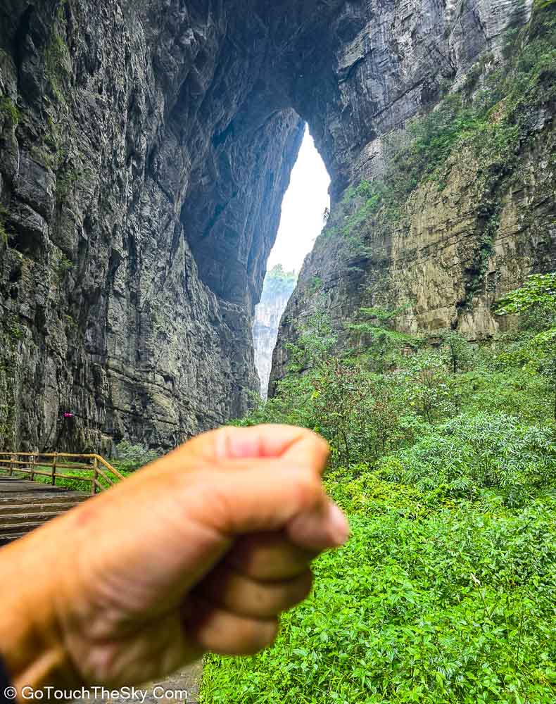 หุบเขาและสะพานหินธรรมชาติมุมกว้าง