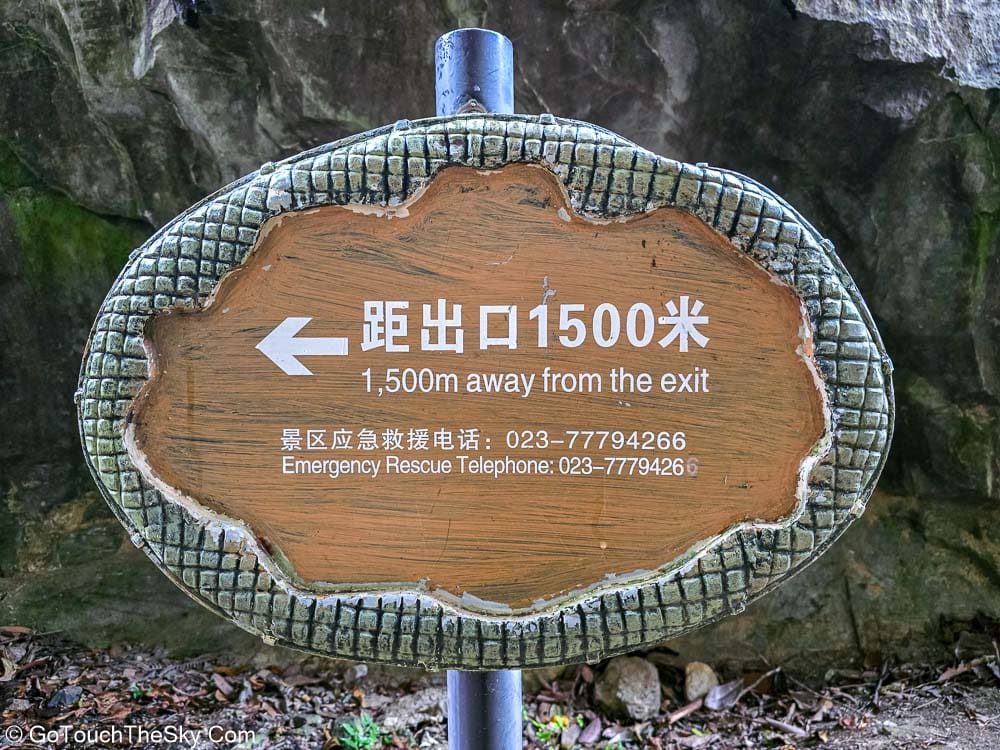 นักท่องเที่ยวเดินผ่านใต้สะพานมังกรเขียว