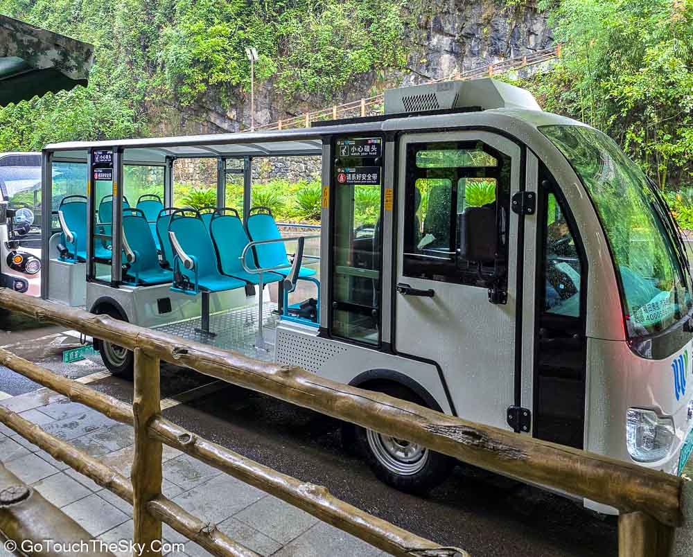 บันไดทางเดิน 800 เมตรขึ้นเนินสู่จุดจอดรถบัส