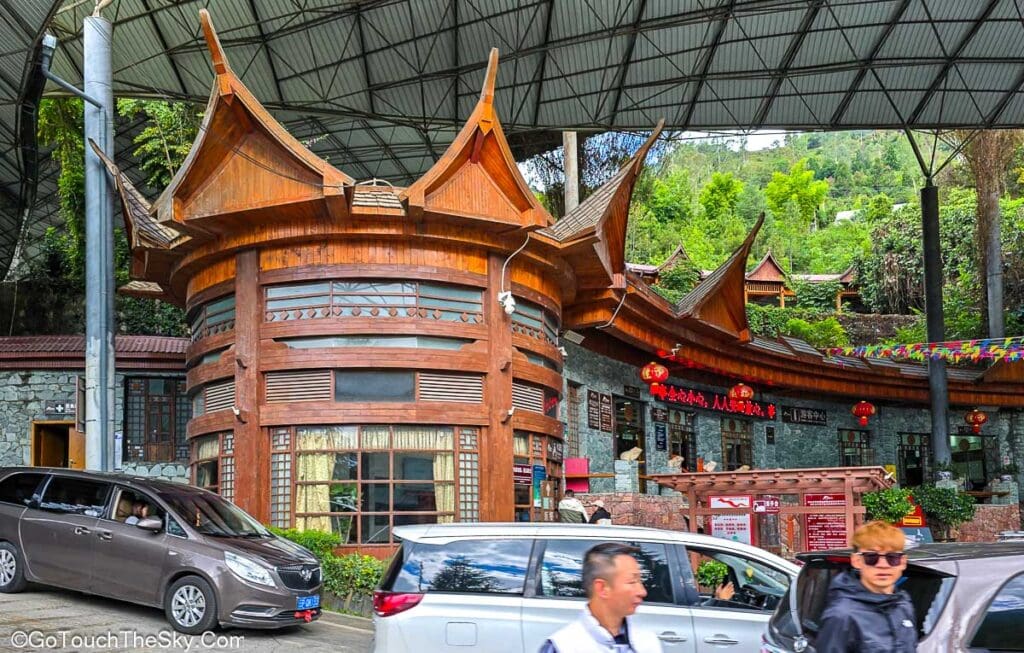อาคารจำหน่ายตั๋ว Tiger Leaping Gorge Scenic Area Ticket Office