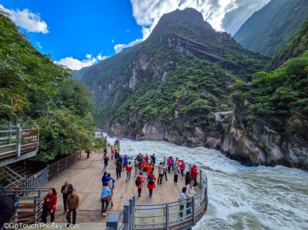 สะพานทางเดินเลียบริมแม่น้ำจินซาเจียงในหุบเขา