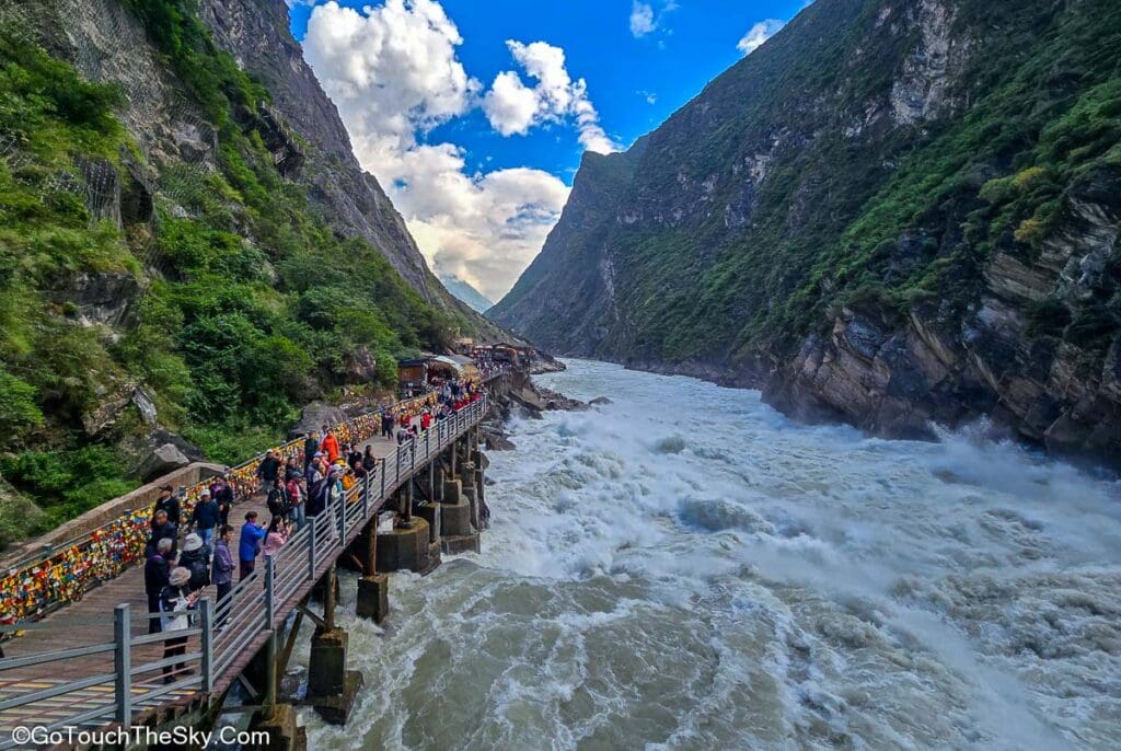 สะพานทางเดินเลียบแม่น้ำต่อจากจุดชมวิวหินเสือกระโดด