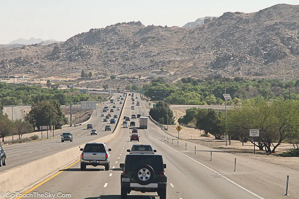 ทะเลทรายกว้างระหว่างเส้นทาง LA ไป Las Vegas