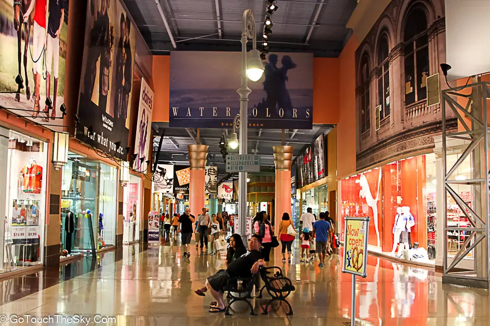 บรรยากาศของร้านค้าใน Fashion Outlets Primm