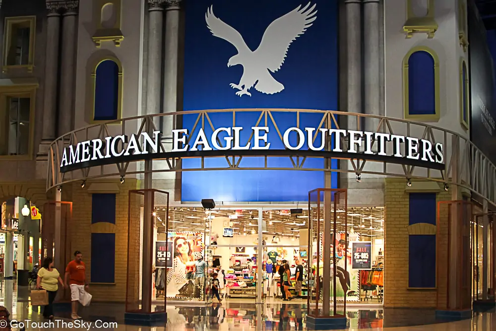 บรรยากาศของร้านค้าใน Fashion Outlets Primm
