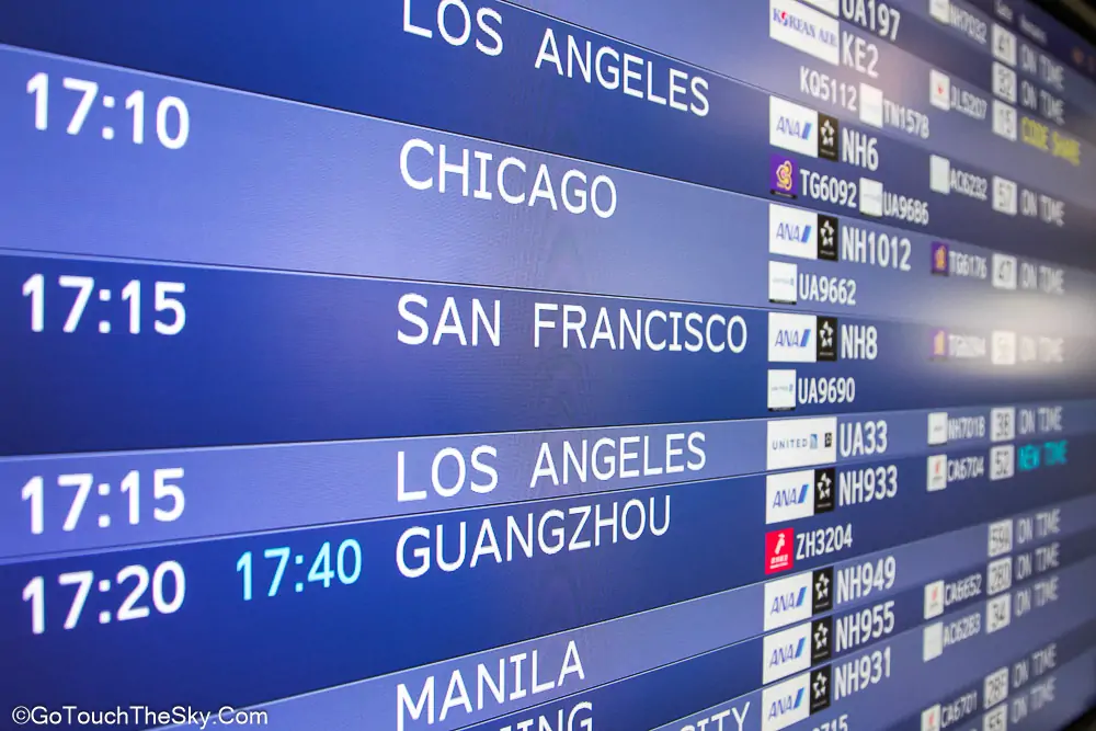 ป้ายตารางบิน United Airlines เส้นทางโตเกียว–LAX