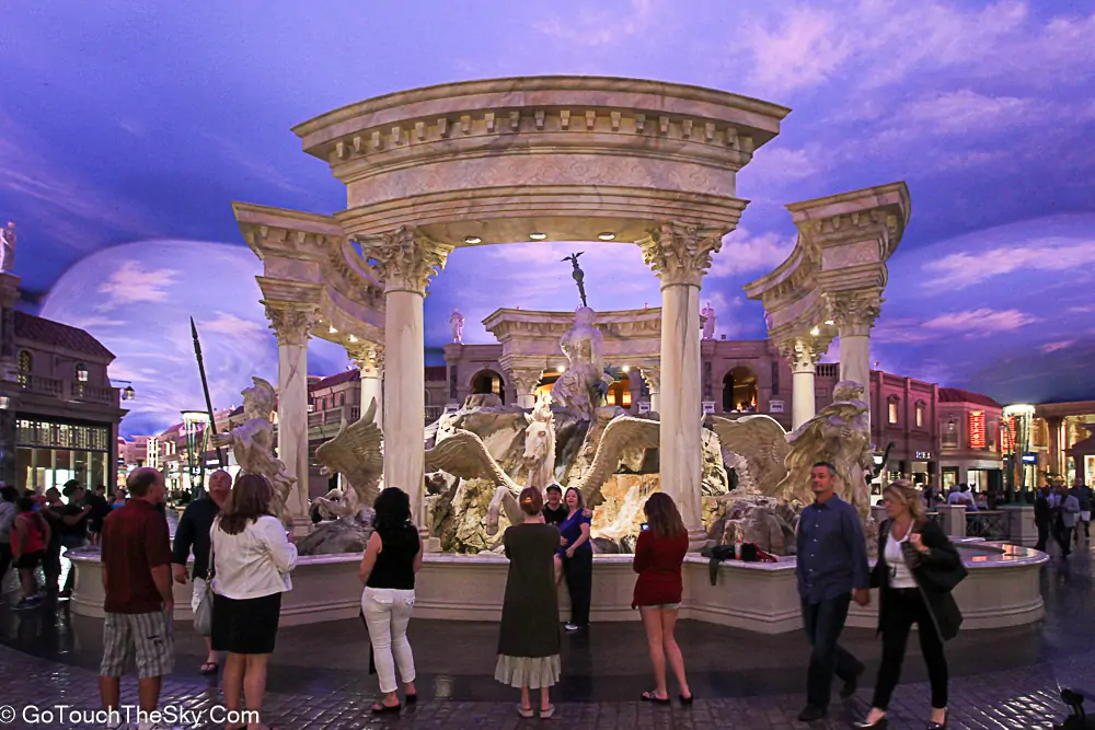 The Forum Shops ห้างสรรพสินค้าธีมโรมันภายใน Caesars Palace
