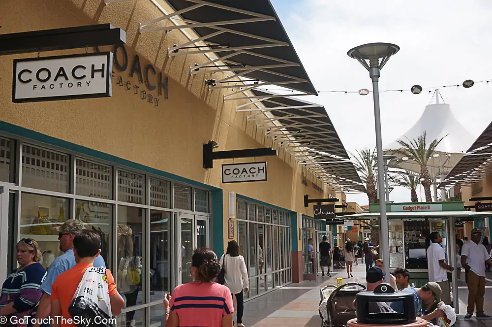 ร้านค้าใน Las Vegas Premium Outlets เอาท์เล็ตกลางเมือง