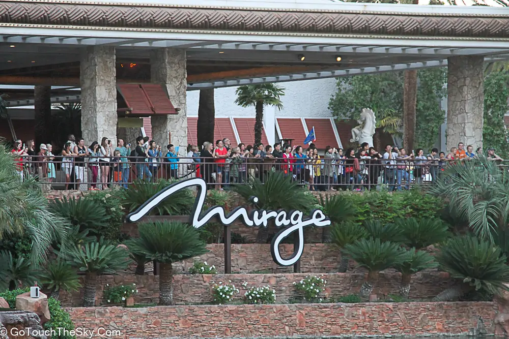 บรรยากาศด้านหน้า The Mirage Las Vegas ปาล์มและสระน้ำ