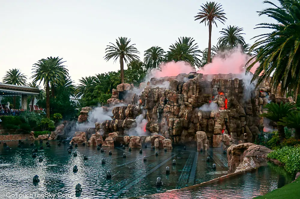 ตกแต่งภายใน The Mirage Casino Las Vegas สไตล์เขตร้อน
