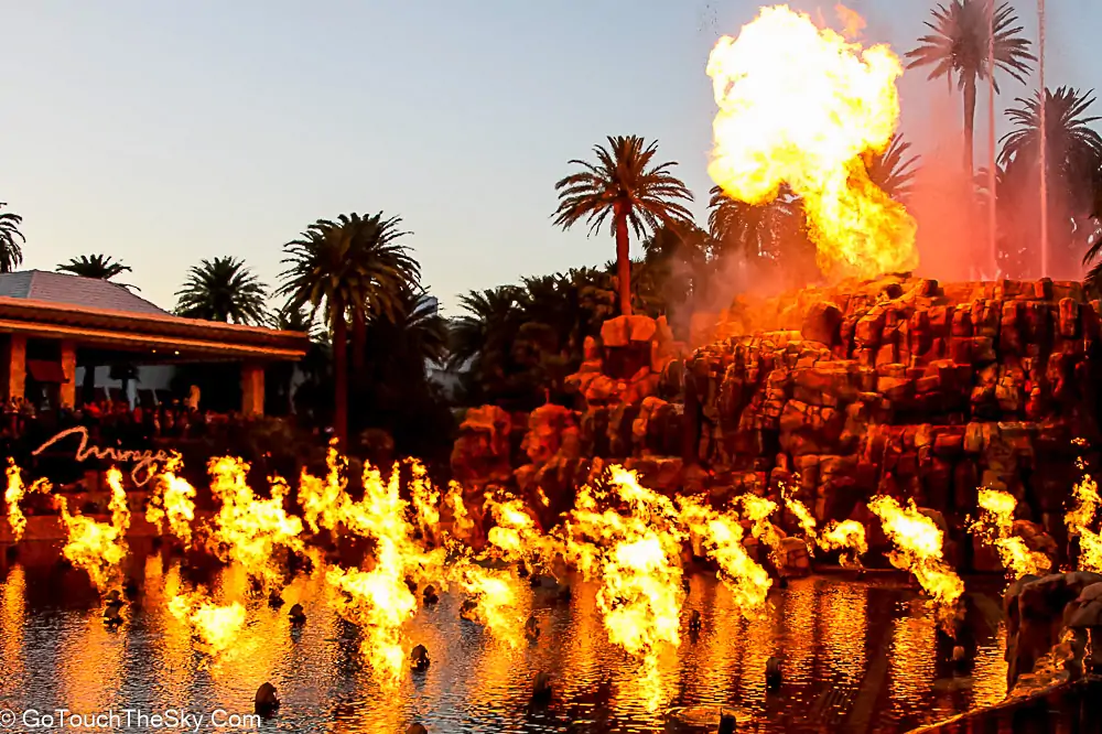 สระน้ำและภูเขาไฟจำลองหน้า The Mirage Las Vegas Strip