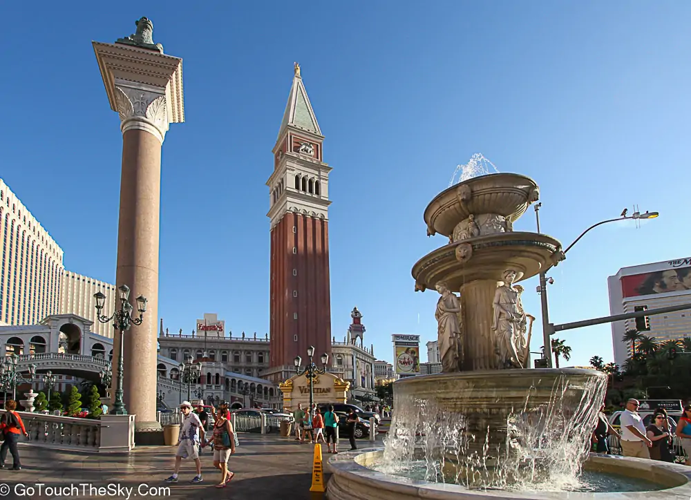 ทางเข้า The Venetian Las Vegas รูปปั้นสไตล์อิตาลี