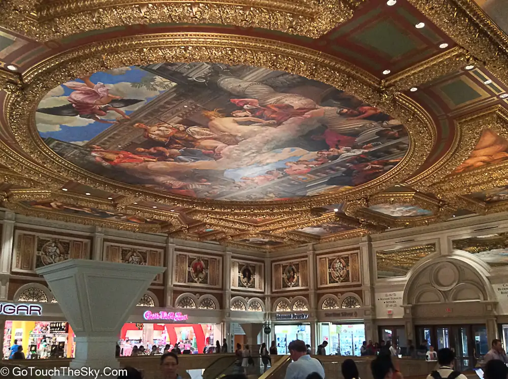 วิวจากทางเดิน The Strip บริเวณ Caesars Palace Las Vegas