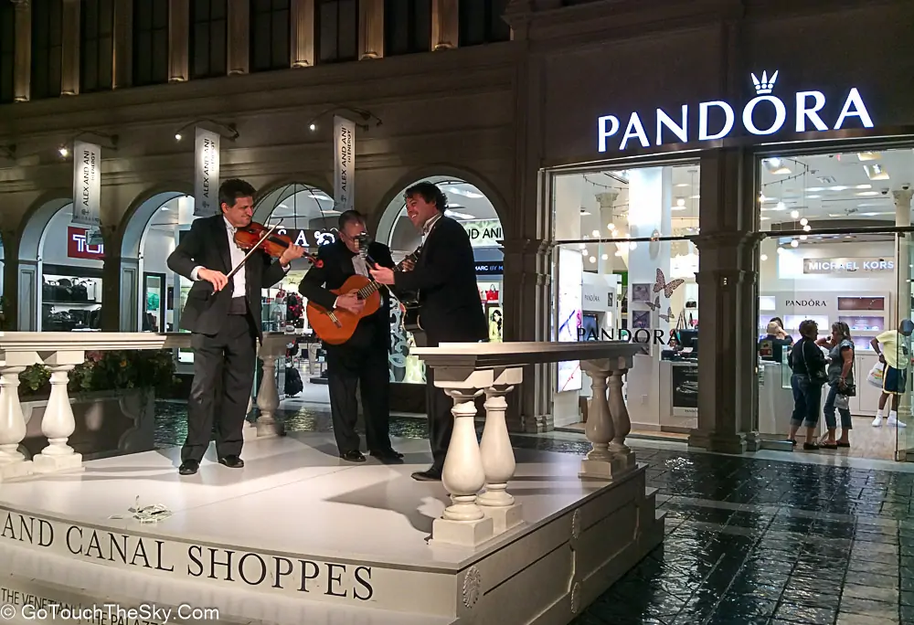 การเเสดงหน้าร้านค้า ภายใน The Venetian Las Vegas