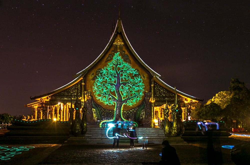 ต้นกัลปพฤกษ์เรืองแสงสีเขียวยามค่ำคืน