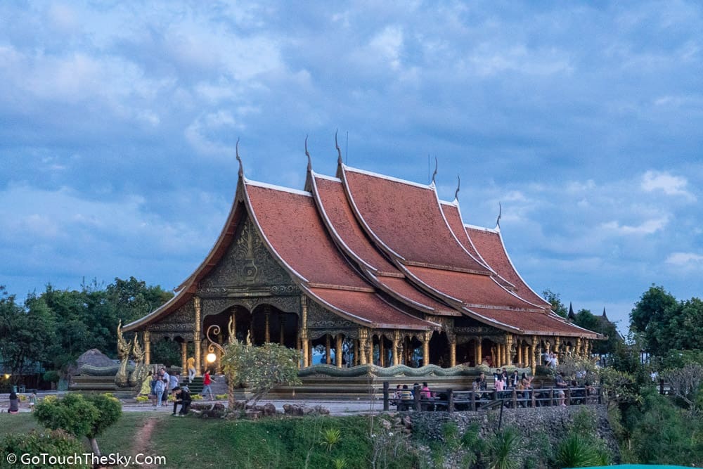 แสงสีเริ่มปรากฏยามพลบค่ำที่วัดภูพร้าว