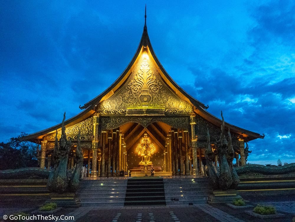 บรรยากาศอุโบสถยามพลบค่ำ