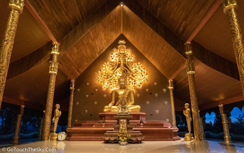 อุโบสถส่องสว่างท่ามกลางความมืด