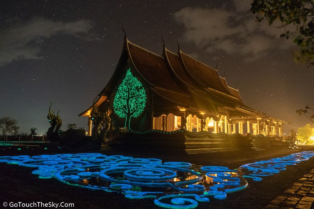 ภาพจิตรกรรมเรืองแสงด้านหลังอุโบสถ
