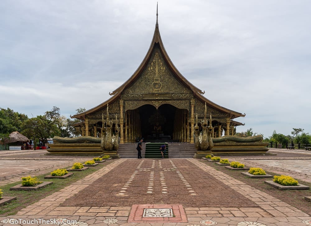 พระอุโบสถสีปัดทองบนเนินเขาภูพร้าว