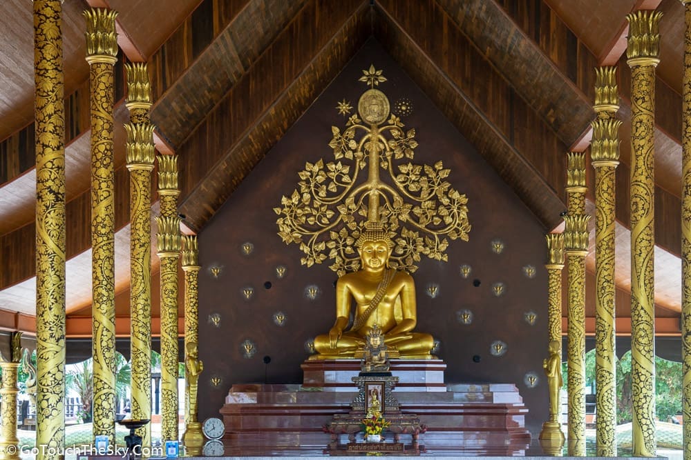 พระประธานภายในอุโบสถวัดภูพร้าว