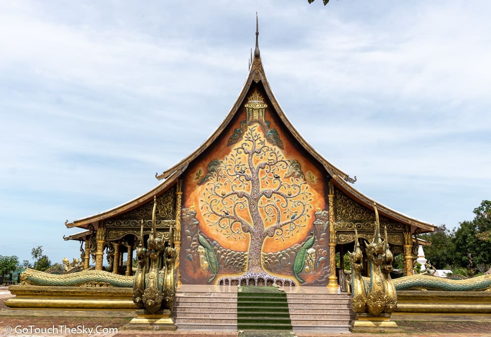 ผนังด้านหลังอุโบสถประดับโมเสกต้นกัลปพฤกษ์