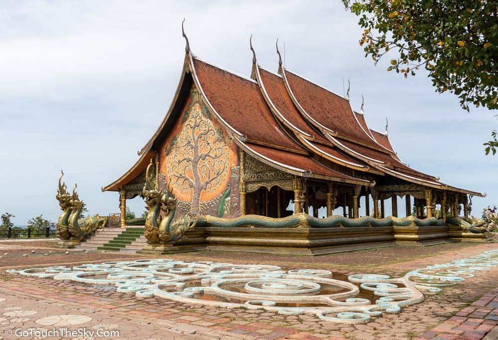 ต้นกัลปพฤกษ์โมเสกด้านหลังอุโบสถ