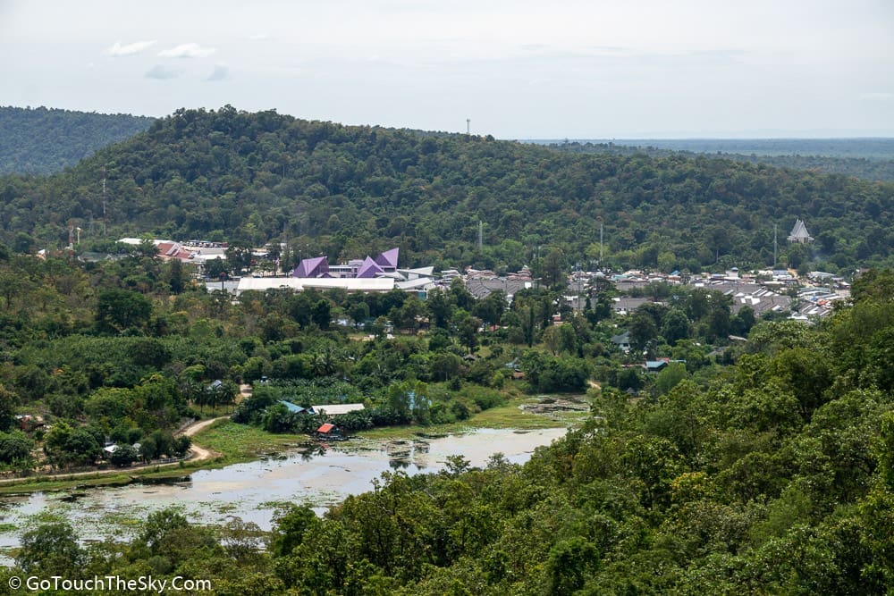 จุดชมวิวด้านหลังอุโบสถเห็นด่านช่องเม็ก
