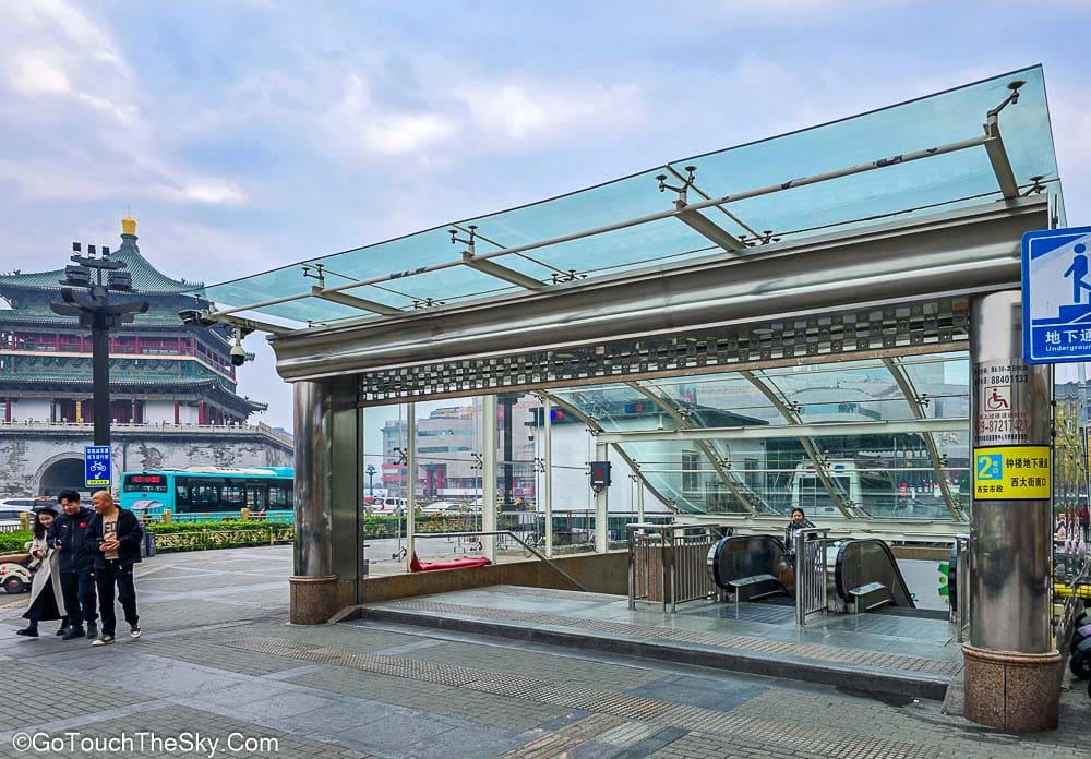 ทางเข้าสถานีรถไฟใต้ดิน Exit 2