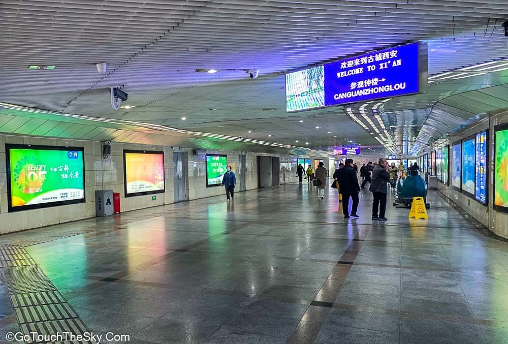 ทางเดินใต้ดินสถานีหอระฆัง