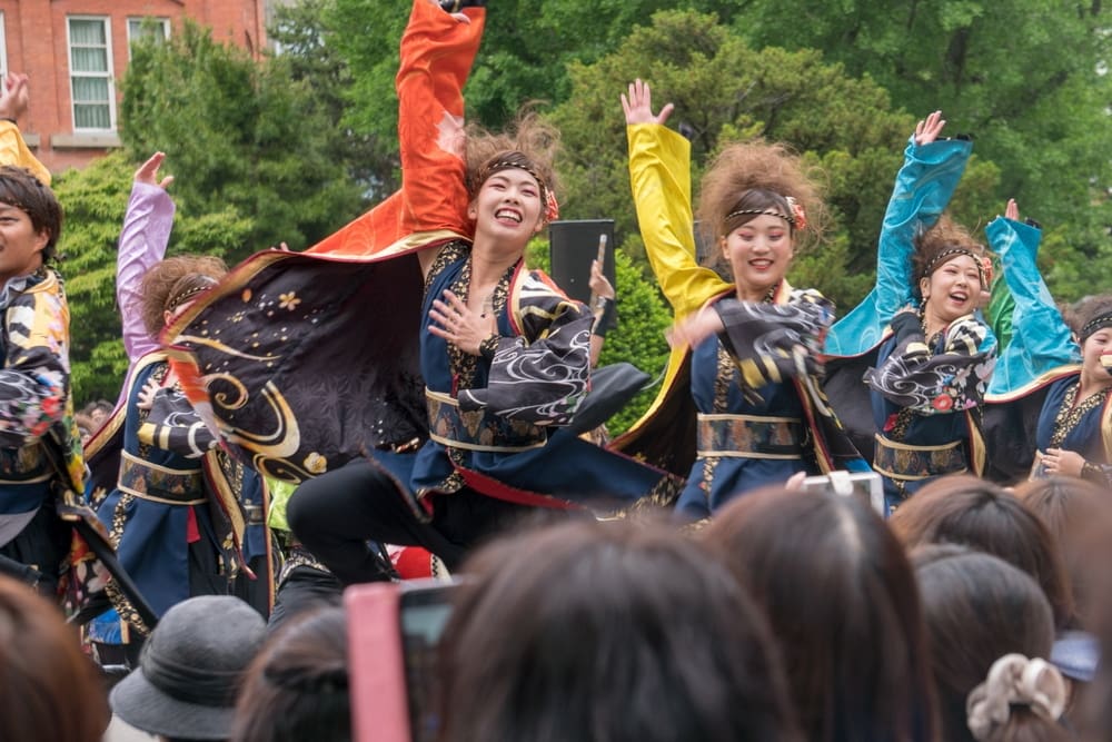 การแสดงเต้นรำสีสันสดใสหน้ารัฐบาลเก่า