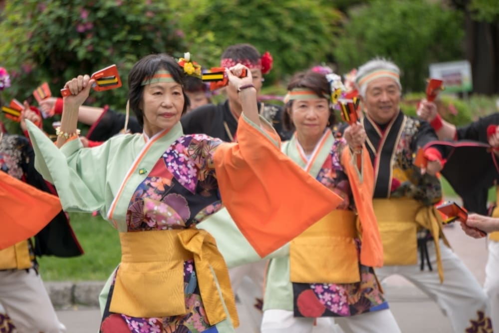ผู้สูงอายุร่วมทีมเต้นในเทศกาล
