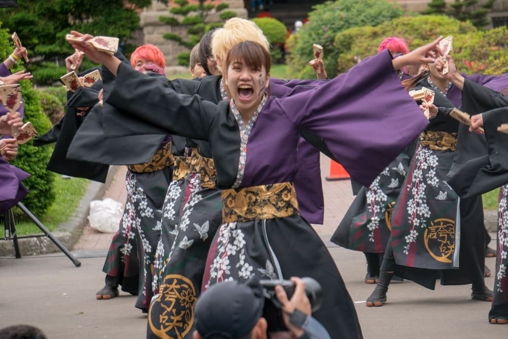 นักเต้นแสดงรอยยิ้มแห่งความสุขในเทศกาล