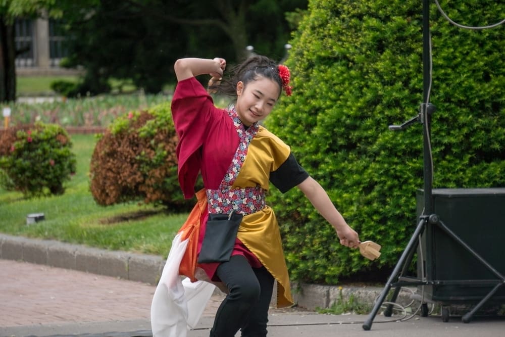 ทีมนักเต้นสีสันสดใสในเทศกาลฤดูร้อน