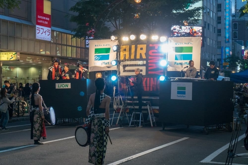 การแสดงยามค่ำคืนรอบสถานีซูซูคิโน