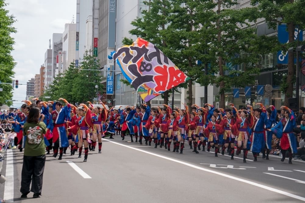 นักเต้นในชุดสีสันสดใสของเทศกาลโยสะโคอิ