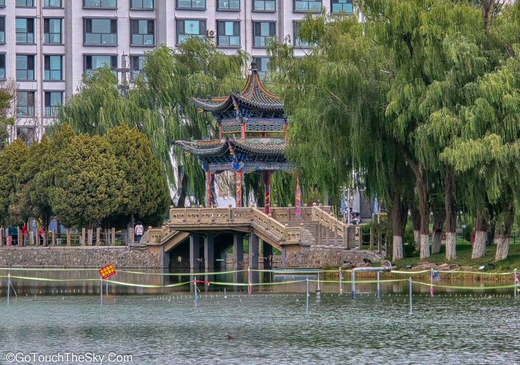 ร้านอาหารท้องถิ่นบนถนนคนเดิน