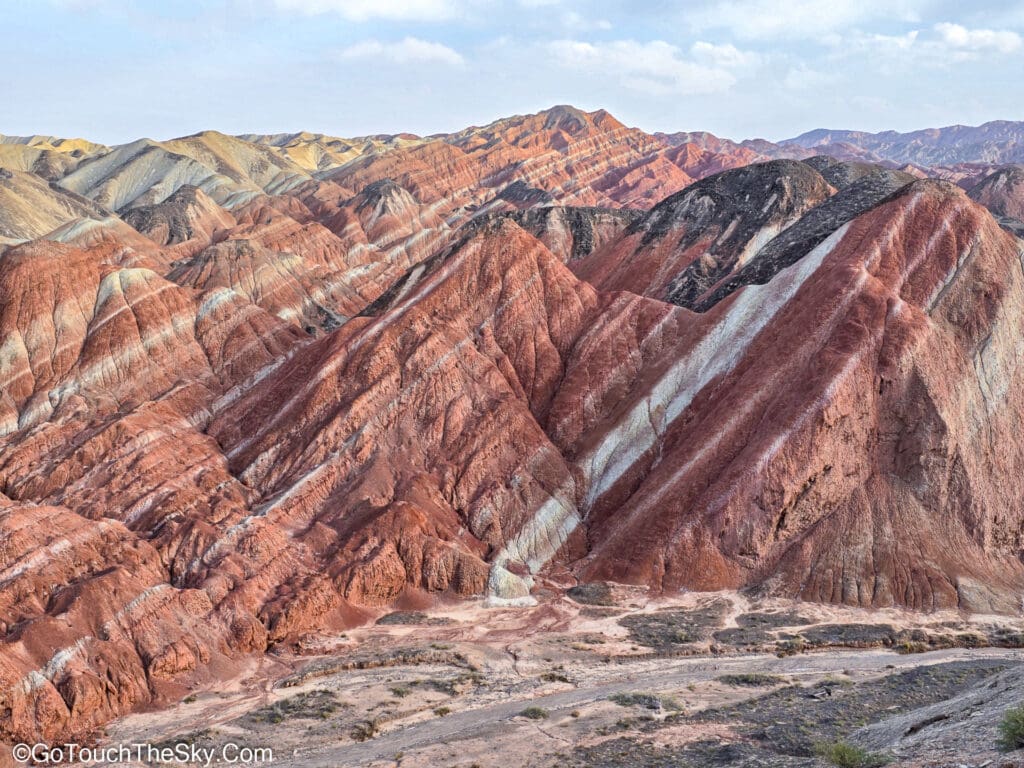 แสงเย็นขับสีสันภูเขาให้โดดเด่น