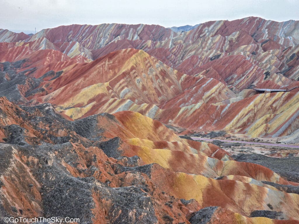 ภูเขาสายรุ้งและภูมิประเทศโดยรอบเต็มตา